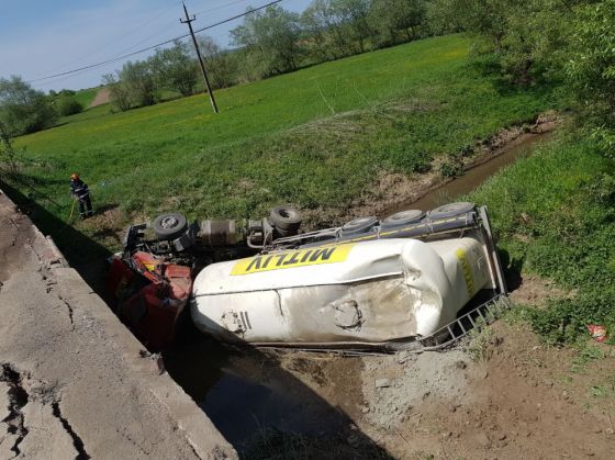 UPDATE. BRAȘOV. A picat cu camionul în pârâu (FOTO) 1 IMG-20180430-WA0007_250968.jpg