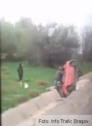 BRAŞOV. „CASCADORIE”. O tânără de 19 ani a ajuns cu maşina într-un şanţ de pe DN 1 (FOTO) 1 accident dn 1_250404.png