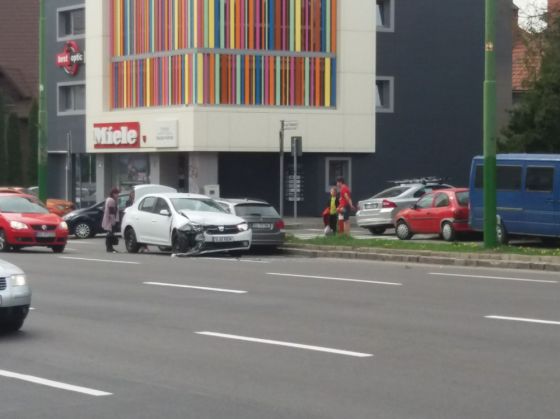 BRAŞOV. Accident cu BMW pe sens interzis! Bulevardul 15 Noiembrie e parțial blocat! 1 accident2_250426.jpg