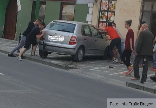 Update. BRAȘOV. Șoferița care a ajuns cu mașina pe trotuar, în apropierea Maternității, s-a prezentat la Tamponări 1 accidentmaternitate2.jpg