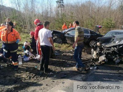 Copil de 2 ani, mort într-un accident cu șase victime, pe DN 7 (foto) 1 accidentvalcea_3.jpg