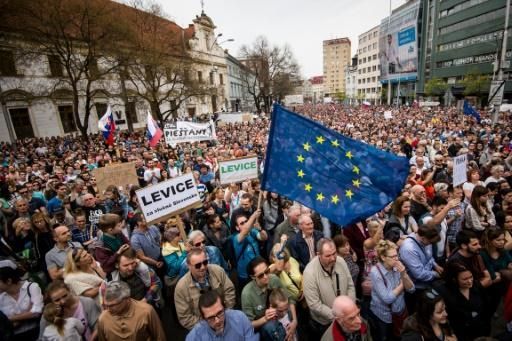 Zeci de mii de manifestanți la Bratislava 1 bratislava.jpg