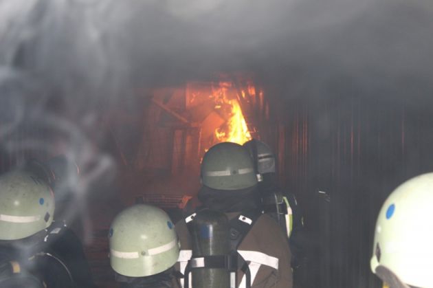 Update BRAȘOV. Incendiu la o fabrică din Hărman! (GALERIE FOTO) 1 container Caisson pompieri3_249773.jpg