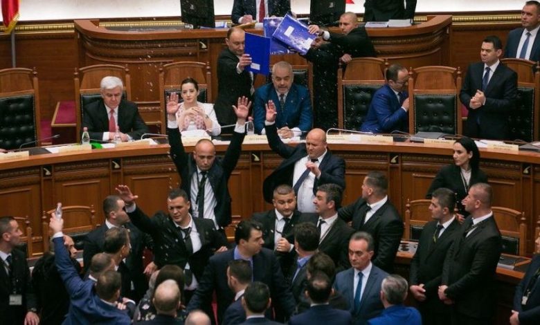 Premierul albanez, atacat cu ouă şi făină 1 edirama.jpg