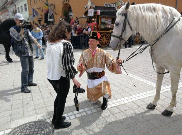 BRAȘOV. Cerere în căsătorie la Parada Junilor (VIDEO) 1 juni-cerere-in-casatorie-4.jpg