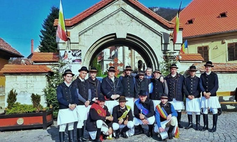 BRAȘOV. Junii Tineri merg cu stropitul 1 juniitineri.jpg