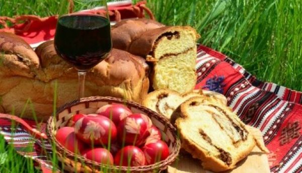 Braşovenii au intrat în febra pregătirilor pentru sărbătorile de Paşti. Ei sunt dispuşi să cheltuiască mai multe sute de lei pentru produsele specifice perioadei 1 masadepasti.jpg
