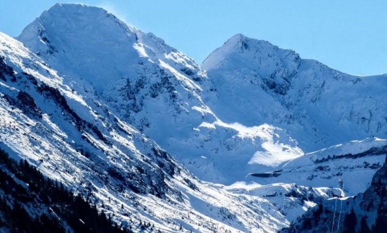 Update. BRAȘOV. Doi dintre turiștii dispăruți în Munții Făgăraș au fost reperați pe cale aeriană. Cel mai probabil sunt decedați... Mâine se va încerca coborârea la ei 1 muntiifagaras3.jpg