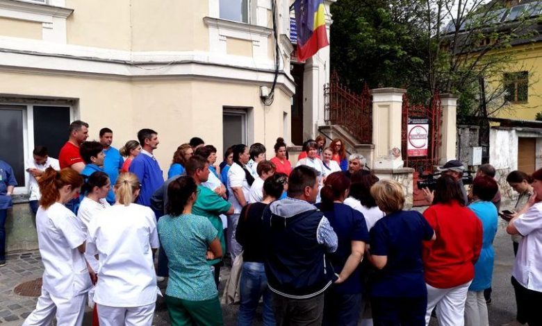 Update. BRAŞOV. Salarii din spitale diminuate şi cu 700-800 de lei! (FOTO „fluturaşi”) 1 protestpsihiatrie7.jpg