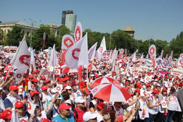 10.000 de oameni la protestul SANITAS. Printre ei, şi BRAŞOVENI (GALERIE FOTO) 1 sanitas protest_250809.jpg