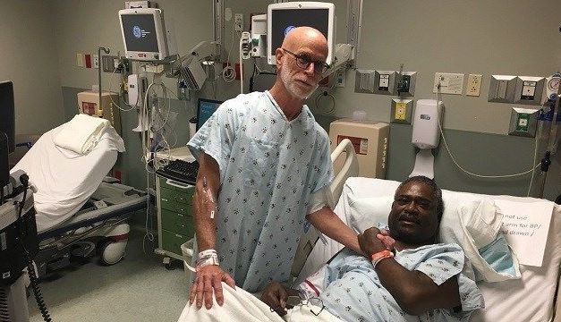 Un bărbat a primit un rinichi de la un fost coleg de clasă de acum 50 de ani 1 transplant.jpg