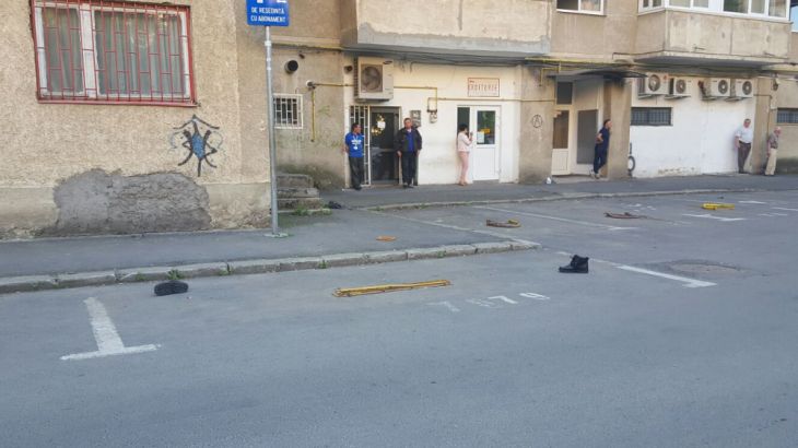 BRAŞOV. Internat la Psihiatrie, după ce s-a încuiat în locuinţă şi a început să arunce obiecte de la etajul 8 al blocului (FOTO) 1 IMG-20180504-WA0009_251129.jpg