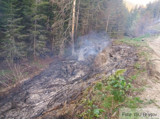 BRAȘOV. Incendiul din Munții Ciucaș a fost stins, dar pompierii rămân pe poziții 1 IMG-20180508-WA0005_251281.jpg