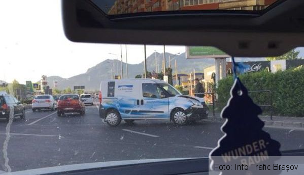 BRAŞOV. Impact pe Calea Bucureşti, în zona McDonald's 1 accidentcaleabucuresti_6.jpg