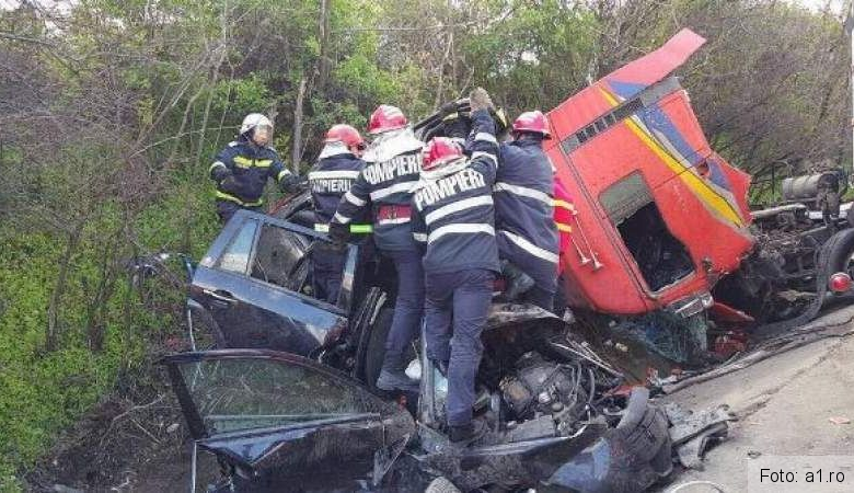 Trei morți și doi răniți, după ce o mașină s-a izbit de un stâlp (foto) 1 accidentolt_2.jpg