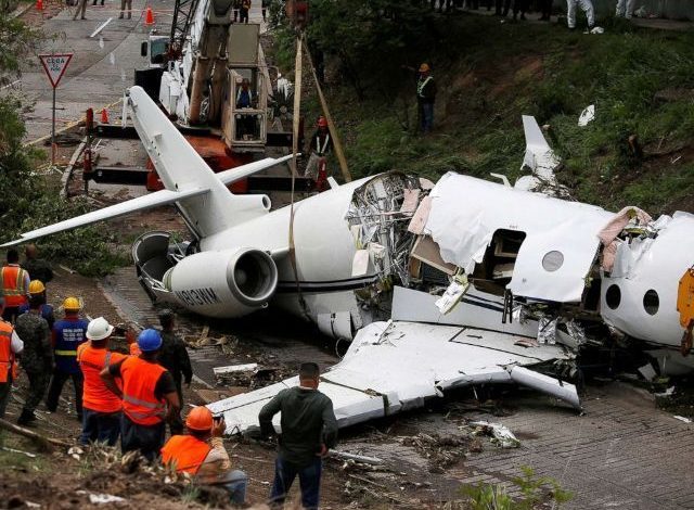 Un avion s-a rupt în două după ce a ratat aterizarea 1 avionrupt.jpg