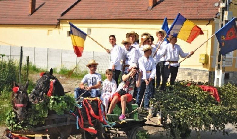 BRAȘOV. Sărbătoarea Rusaliiilor - Baterea Armindenilor la Feldioara 1 baterea-armindenilor.jpg