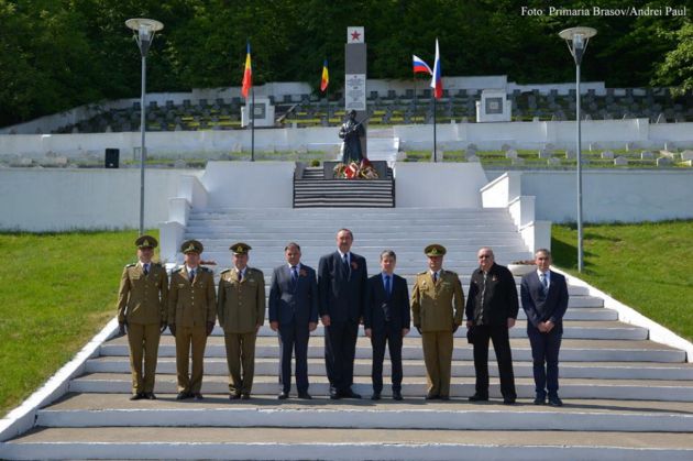 BRAȘOV. Ceremonie discretă în Cimitirul Șprenghi 1 ceremonie3_251104.jpg