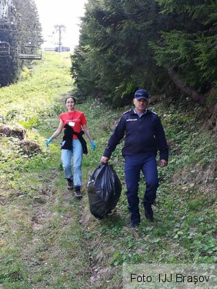 BRAŞOV. Jandarmii, participanţi la ecologizarea pârtiilor de schi din Predeal (FOTO) 1 ecologizare predeal 2_251523.jpg
