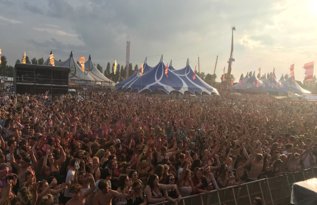 Doi tineri au murit la un festival de muzică 1 mutiny.png