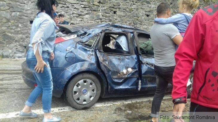 Pietre căzute peste autoturisme, pe Transfăgărășan! (FOTO) 1 pietre transfagarasan_252069.jpg