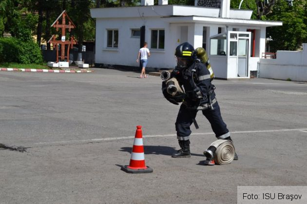 BRAŞOV. Cine sunt cei mai puternici pompieri din judeţ?! (FOTO) 1 pompier concurs_252231.jpg