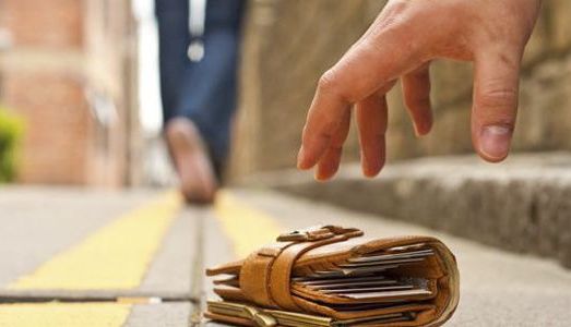 BRAȘOV. Mulțumirile unei pensionare pentru polițistul local care i-a găsit portofelul 1 portofel-.jpg