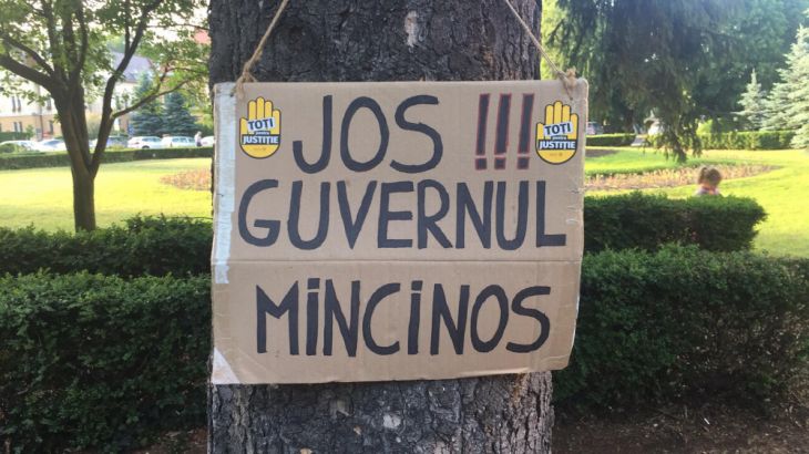 Proteste după anunțul CCR, inclusiv la BRAȘOV (FOTO) 1 protest 30 mai pancarta (1)_252202.jpg