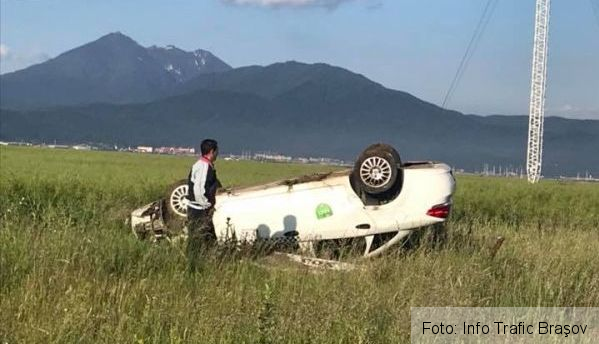 BRAŞOV. Taxi răsturnat pe câmp, între Braşov şi Tărlungeni (FOTO) 1 taxicamp.jpg