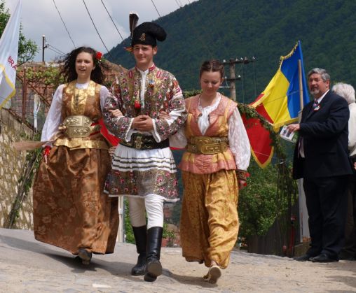 BRAȘOV. Junii organizează astăzi Jocul Strămoșesc de la Șargu 1 tinerii_din_Cacova2_251179.jpg