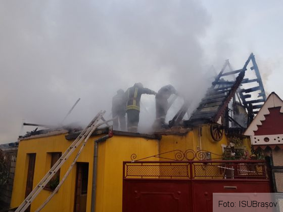 BRAȘOV. Casă distrusă de foc în Rotbav - FOTO 1 2_252629.jpeg