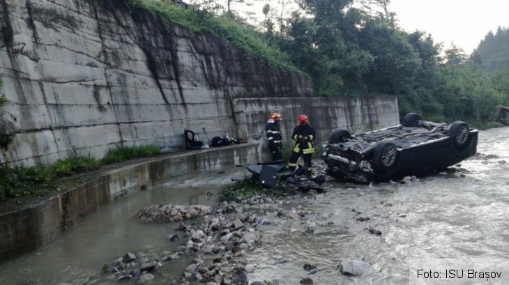 BRAȘOV. ULTIMA ORĂ. Autoturism căzut în râu, de pe DN 1! Patru victime (GALERIE FOTO) 1 IMG-20180616-WA0000_252923.jpg