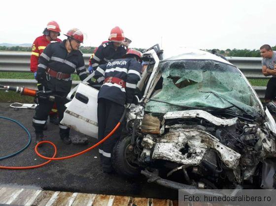 Patru morți și trei răniți într-un accident produs pe autostrada A1 (FOTO) 1 accident hunedoara_252937.jpg