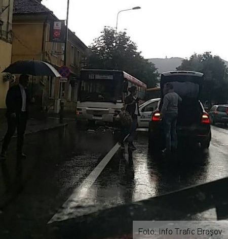 BRAȘOV. Accident între două autoturisme și un autobuz RATBV, pe strada Lungă (FOTO) 1 accidentlunga_7.jpg