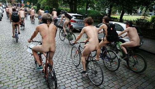 Cu bicicletele, ÎN PIELEA GOALĂ, pe străzile din Bruxelles!!! 1 biciclete_8.jpg