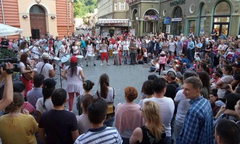 BRAȘOV. Festival stradal cu plata artiștilor la pălărie 1 festival-stradal1.jpg