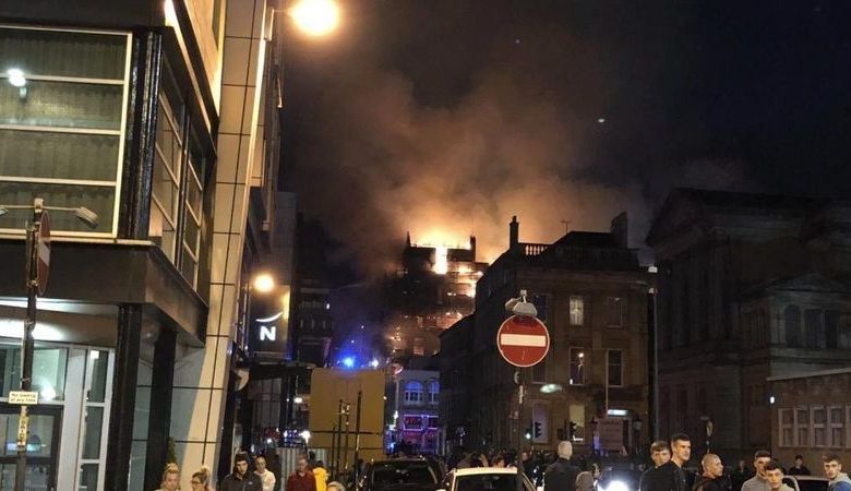 Clădire celebră, mistuită de flăcări 1 glasgow.jpg
