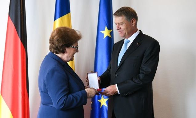 Preşedintele Klaus Iohannis a decorat-o pe Barbara Stamm cu Ordinul Naţional „Steaua României” 1 klausiohannisdecorare.jpg