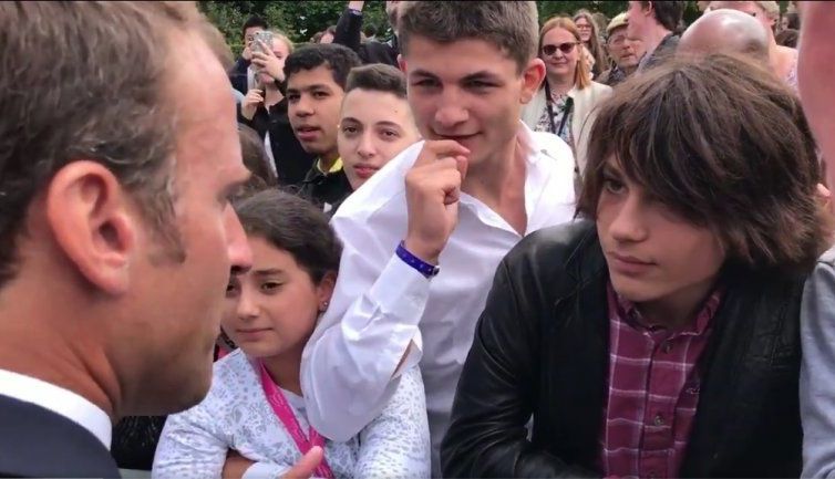 Președintele Franței, tutuit de un adolescent 1 macron_7.jpg