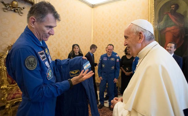 Papa Francisc a primit un costum spaţial personalizat de la astronauţii de pe ISS 1 papafrancisc1.jpg