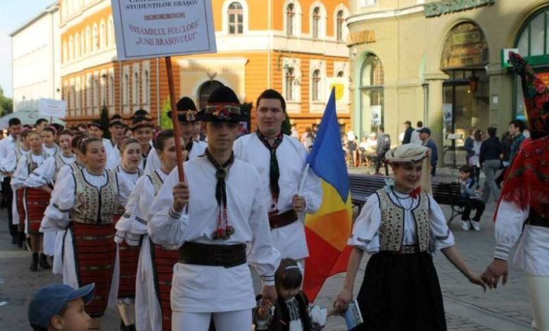BRAȘOV. Protopopiatul organizează parada portului popular 1 paradafolclor.jpg