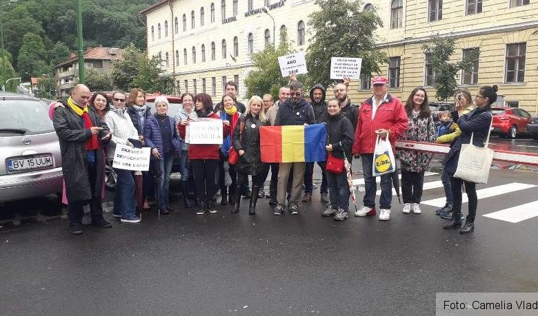BRAŞOV. Ploaia de cod portocaliu a sabotat pichetarea şi mitingul PNL 1 protest-ploaie1.jpg