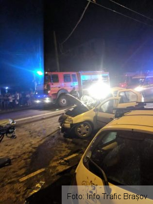 BRAȘOV. Accident între patru autoturisme, pe strada 13 Decembrie! O persoană este încarcerată, inconștientă (FOTO) 1 FB_IMG_1531511785353_254163.jpg