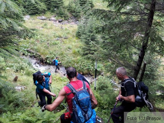 BRAȘOV. Un turist rănit grav la picior, în Munții Făgăraș, a fost salvat de jandarmi și salvamontiști (FOTO) 1 IMG-20180715-WA0023_254210.jpg