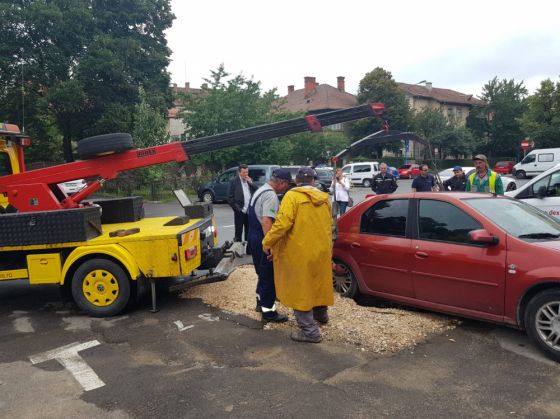 Update. BRAŞOV. S-a rupt placa din beton sub greutatea maşinii, în parcarea rezidenţială (FOTO) 1 IMG-20180724-WA0008_254520.jpg