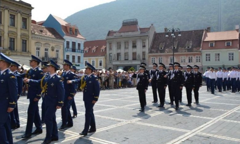 BRAȘOV. Se anunță o spectaculoasă ceremonie de absolvire în Piața Sfatului 1 academiaabsolvire4.jpg