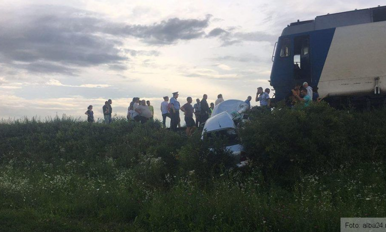 Autoturism lovit de un tren de pe ruta Budapesta - Braşov (foto) 1 accidentalba_5.jpg