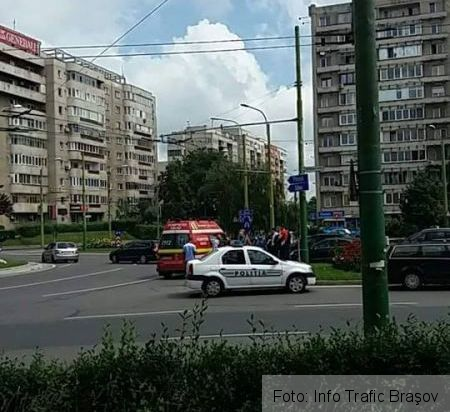 BRAŞOV. Coliziune între un autoturism şi o motocicletă, în sensul giratoriu (FOTO) 1 accidentvlahutacugarii.jpg