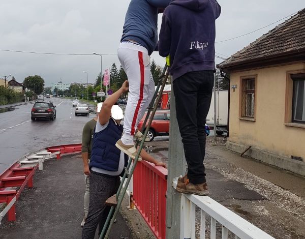 BRAŞOV. Au vrut să-şi facă reclamă, dar s-au ales cu amenzi 1 afisaj.jpg