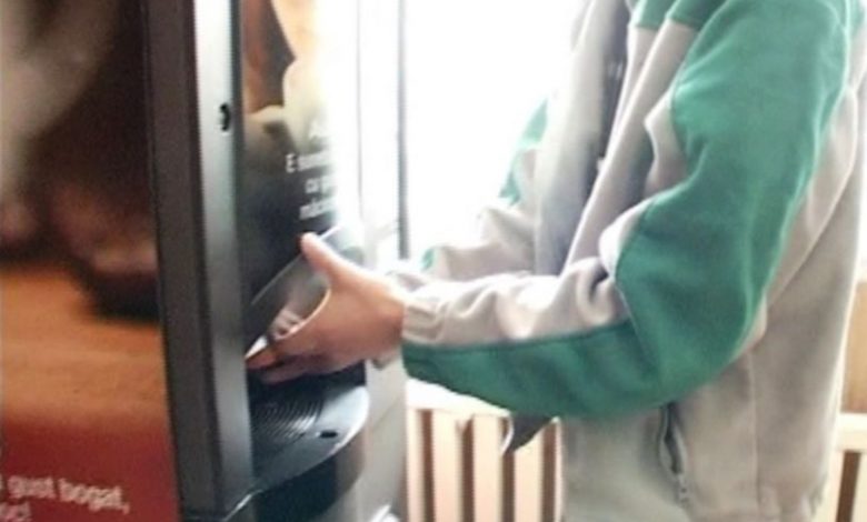 BRAŞOV. Tânăr de 18 ani, spărgător de... automate de cafea 1 automatcafea.jpg